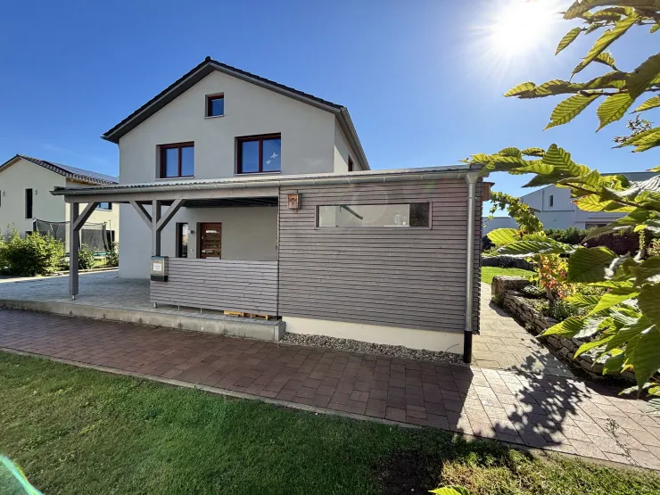 Großzügiges Carport mit praktischem Lagerraum